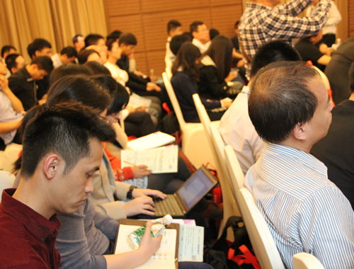 現(xiàn)場(chǎng)觀眾認(rèn)真聽(tīng)取專(zhuān)家演講并記錄