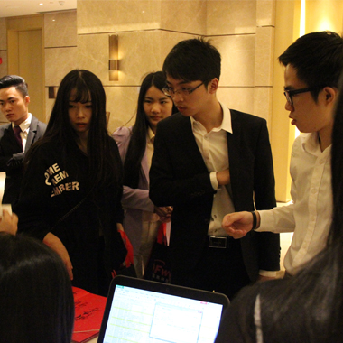 聽眾陸續(xù)簽到入場(chǎng)