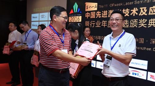 深圳大學(xué)電子科學(xué)與技術(shù)學(xué)院院長徐平教授為獲獎企業(yè)頒獎